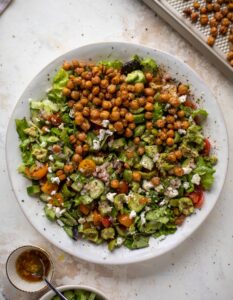 A Quick and Healthy Pan Salad with Crispy Chickpeas